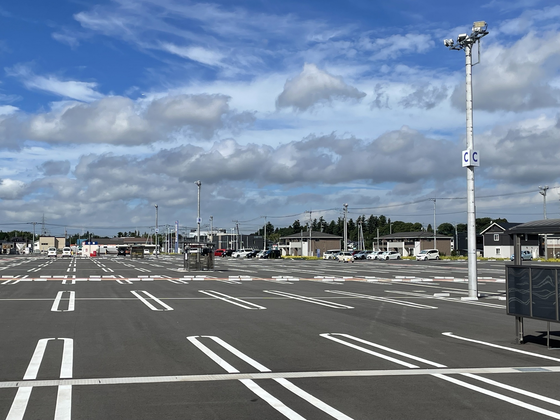 茨城県つくば市　ショッピングセンター駐車場に駐車エリアの看板を施工致しました。