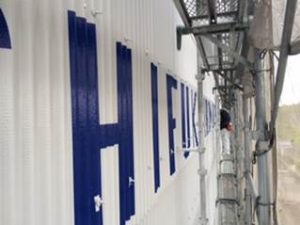 茨城県石岡市の工場壁面サイン工事