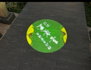 床にロゴマークを投影する看板を設置しました。