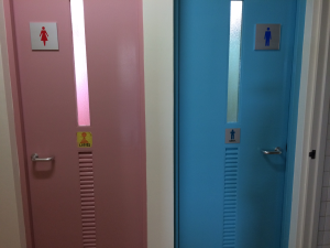 茨城県石岡市　総合病院トイレ　表示プレート取付