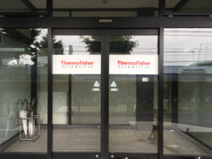 茨城県石岡市　医療製品開発会社様のガラスシートの貼り替えの作業をしました。