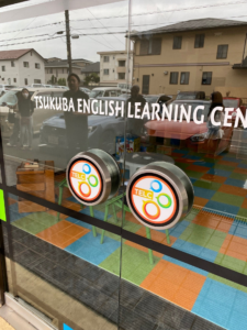 つくば市英語教室ガラスステッカー施工